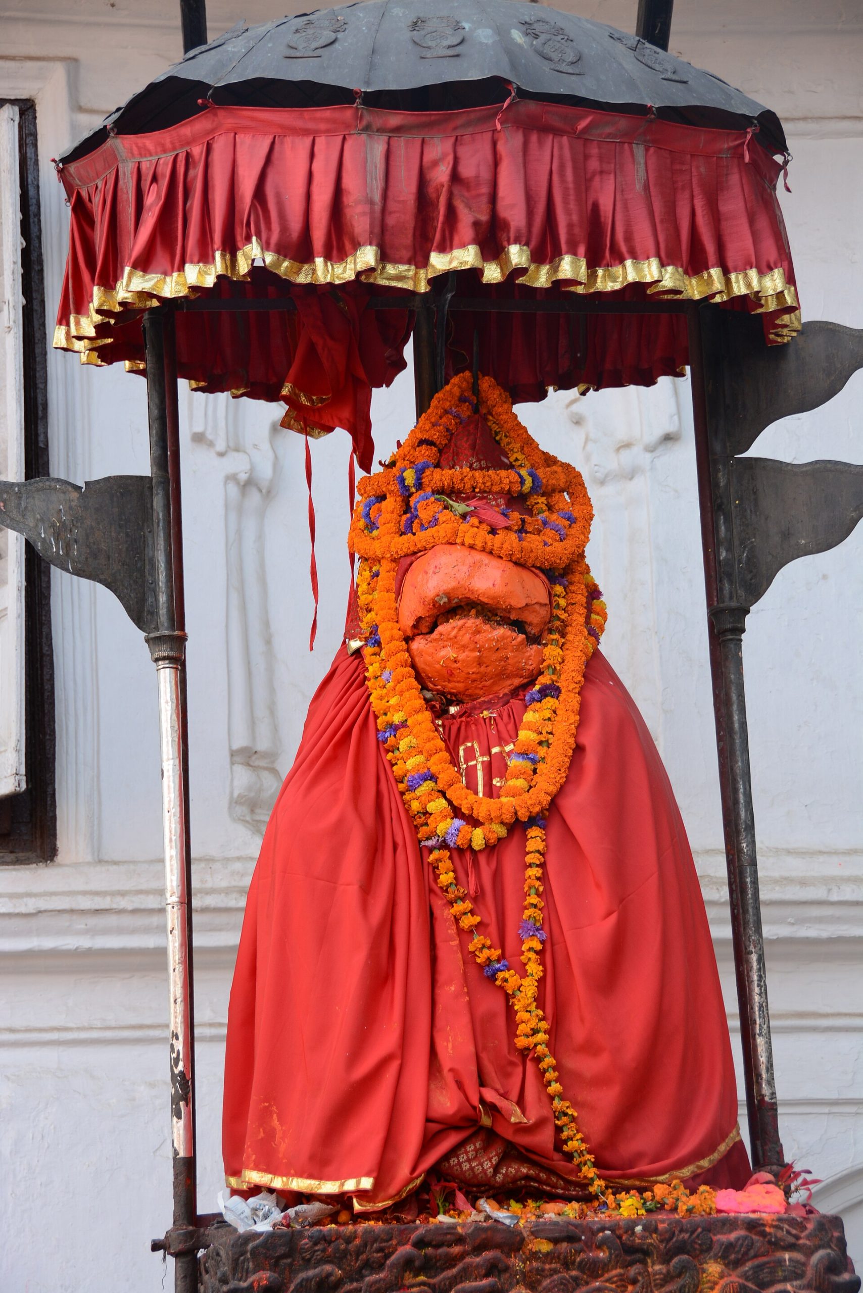 The Hanuman idol, cloaked in red, at the palace entrance