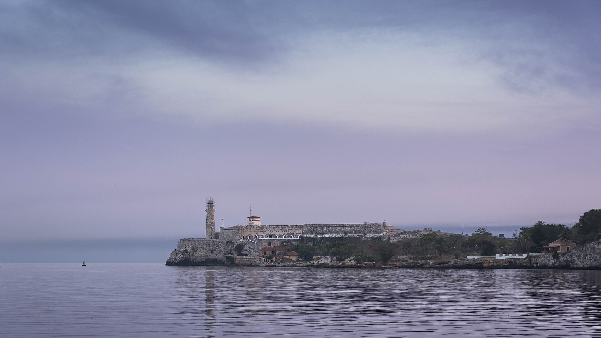 The Faro del Morro lighthouse rising above the fortress