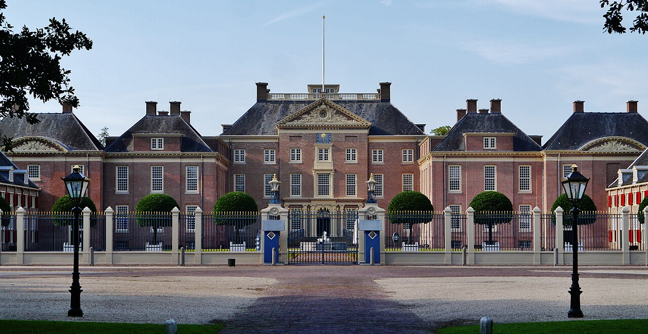 Het Loo Palace and its grounds.
