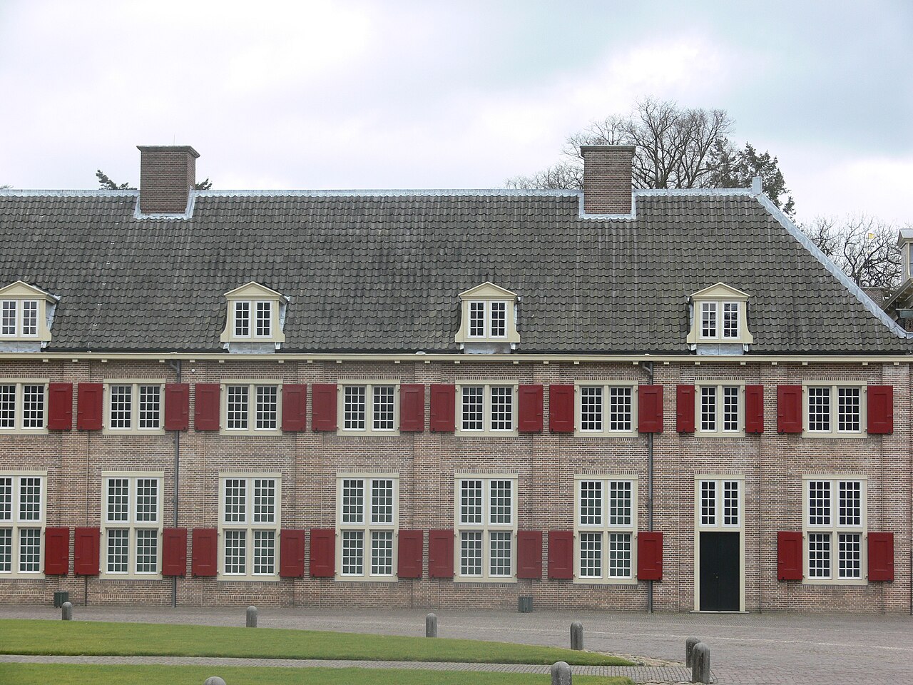 The east wing of the palace courtyard.