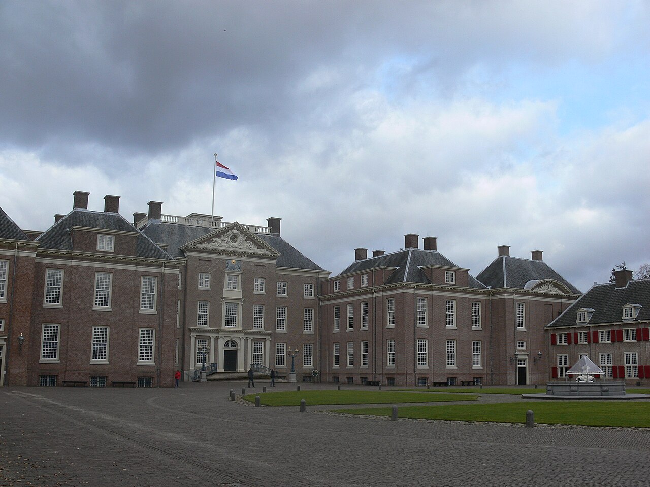 The main facade of Het Loo Palace.