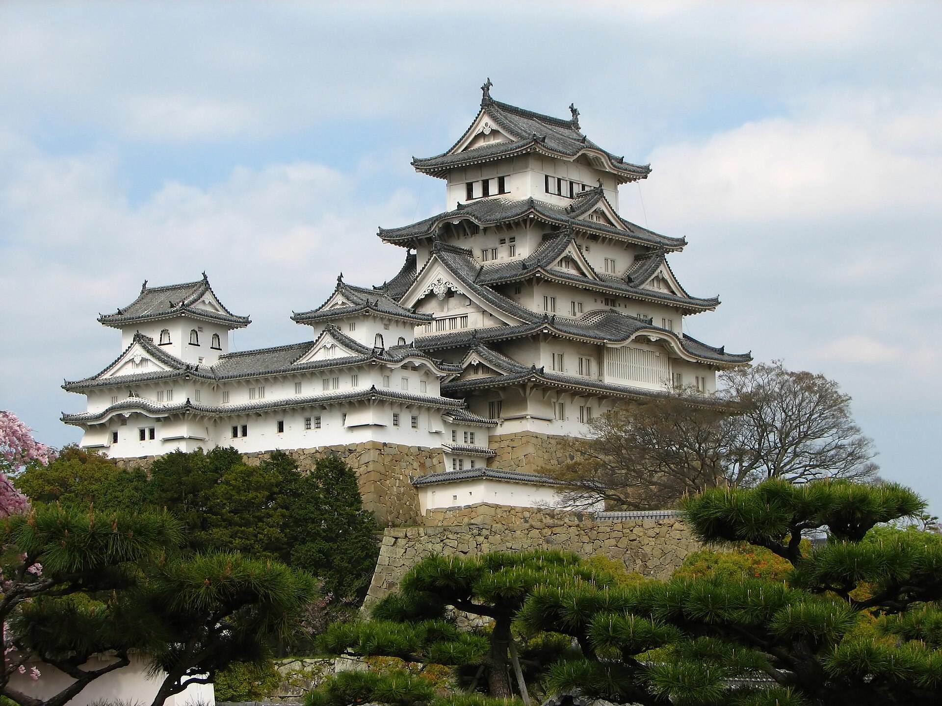 In 1581 the great unifier Toyotomi Hideyoshi built a three-storey keep at Himeji.