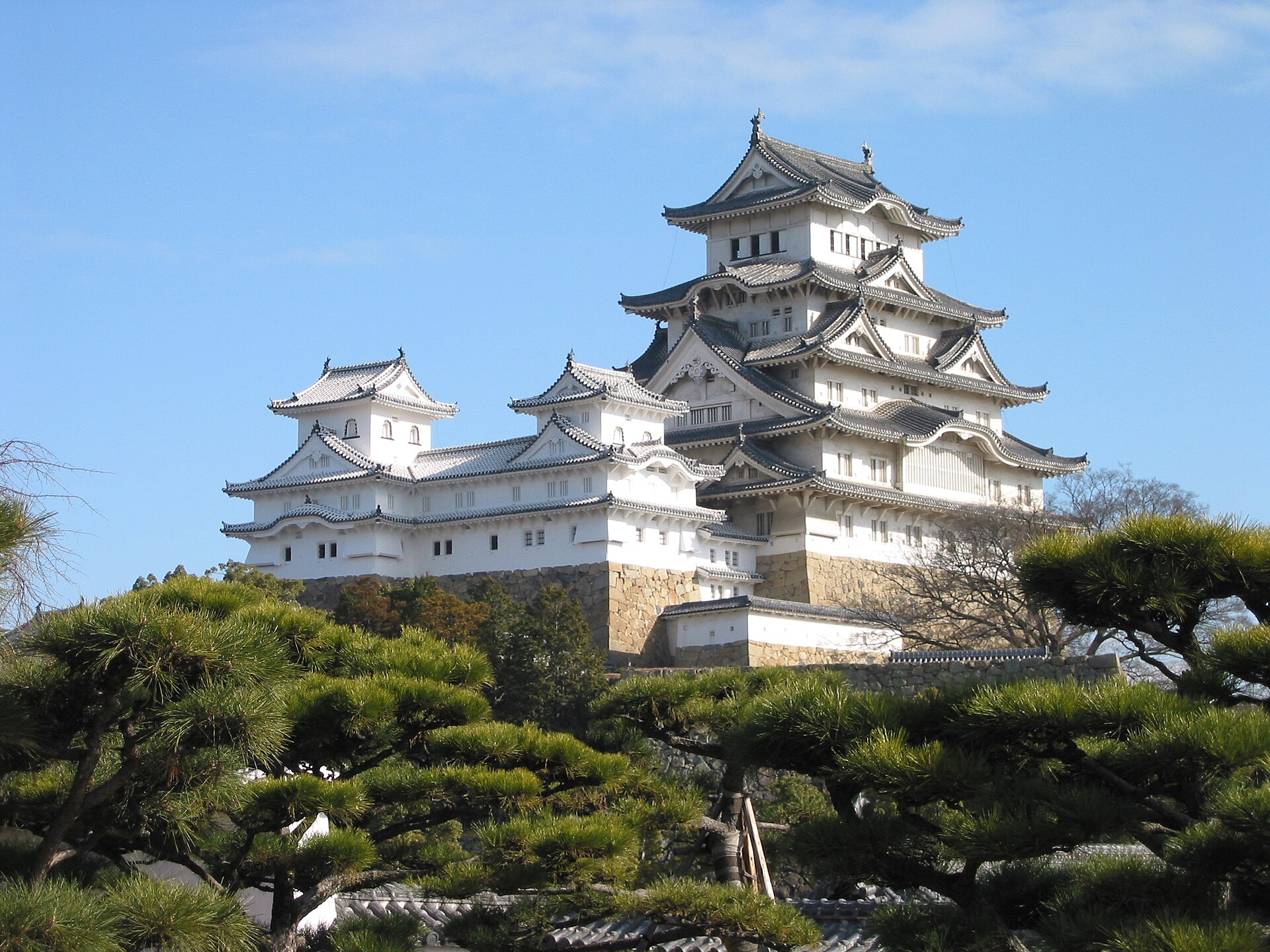 The main keep rises 46 meters on a stone base, appearing five storeys but containing six floors and a basement.