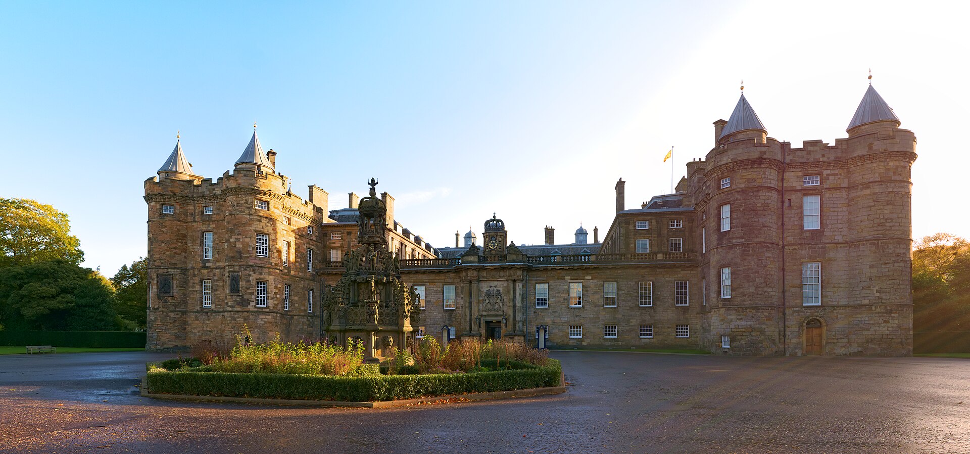 The front of the palace in panorama