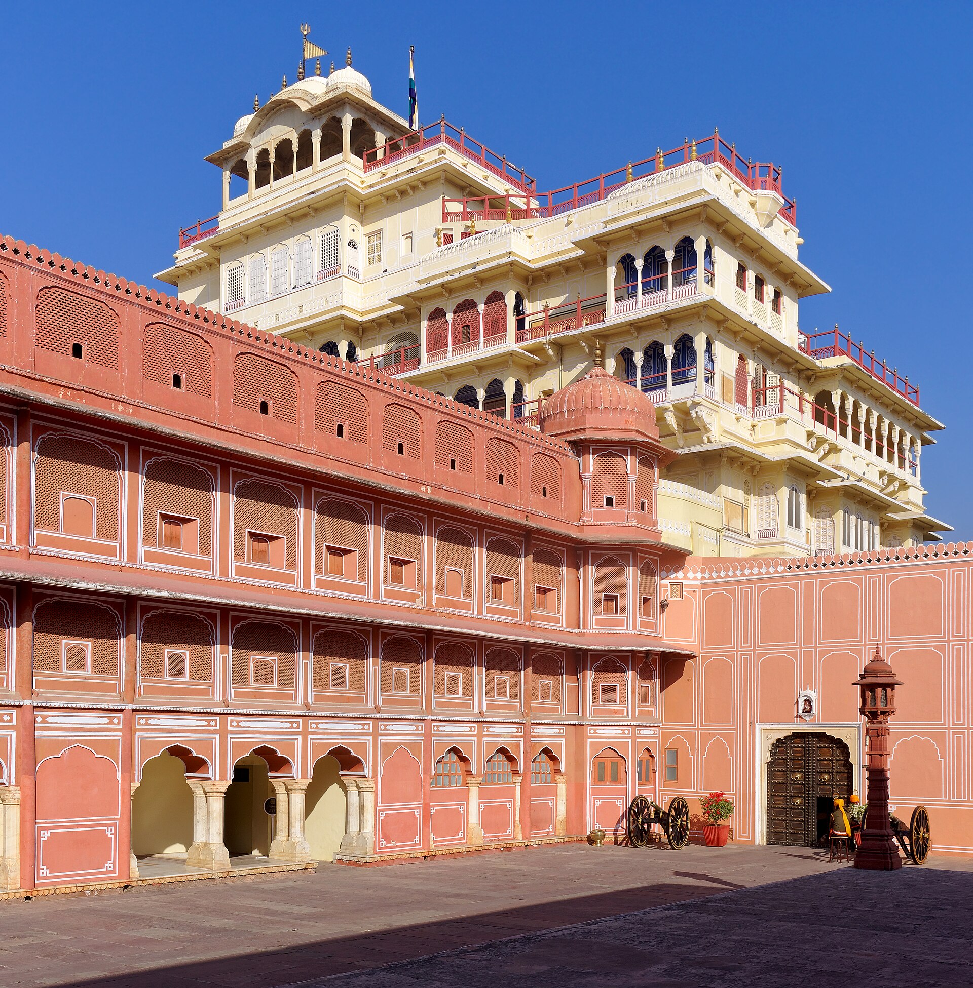 The Chandra Mahal rising above the palace, crowned by the pavilion that flies the royal flag.
