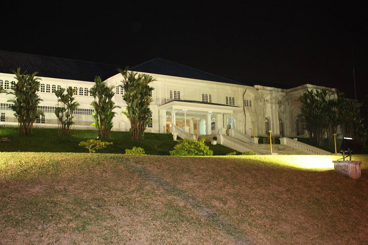 The seaside gardens that complement the white palace