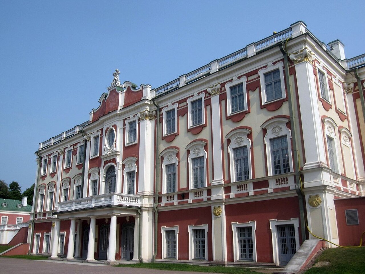 The rose-pink Baroque facade of Kadriorg Palace in Tallinn.