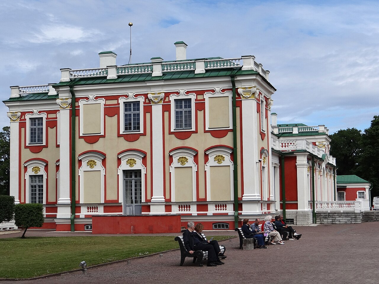 Kadriorg Palace, now an art museum, in its park.