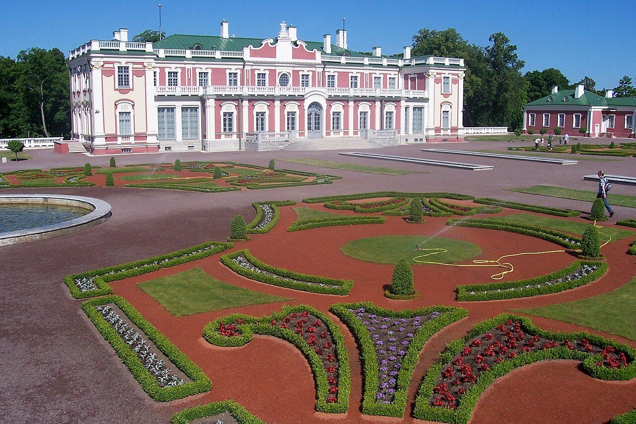 A view of the pink palace of Kadriorg.