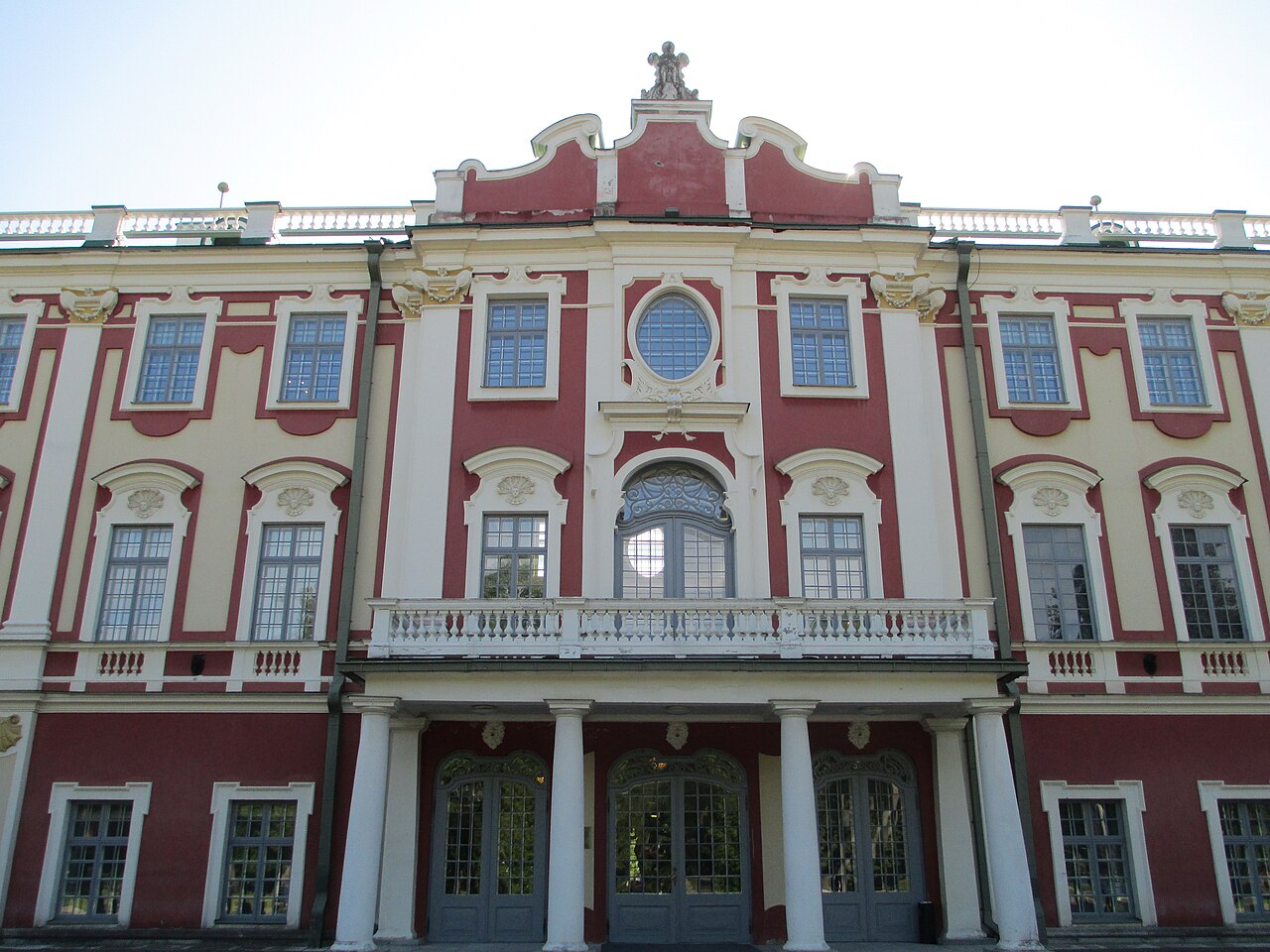 The entrance front of Kadriorg Palace.