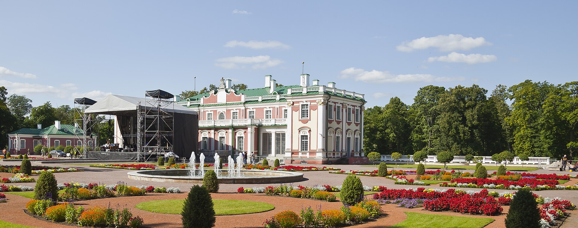 The palace amid its park setting