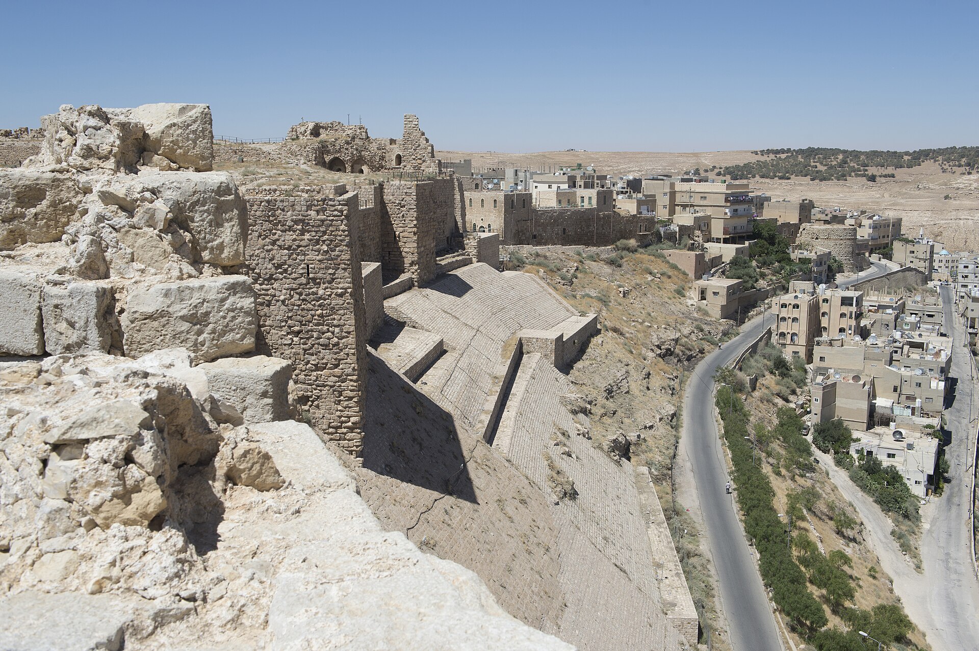 Kerak stands on the southern tip of a plateau, protected on three sides by steep valleys.
