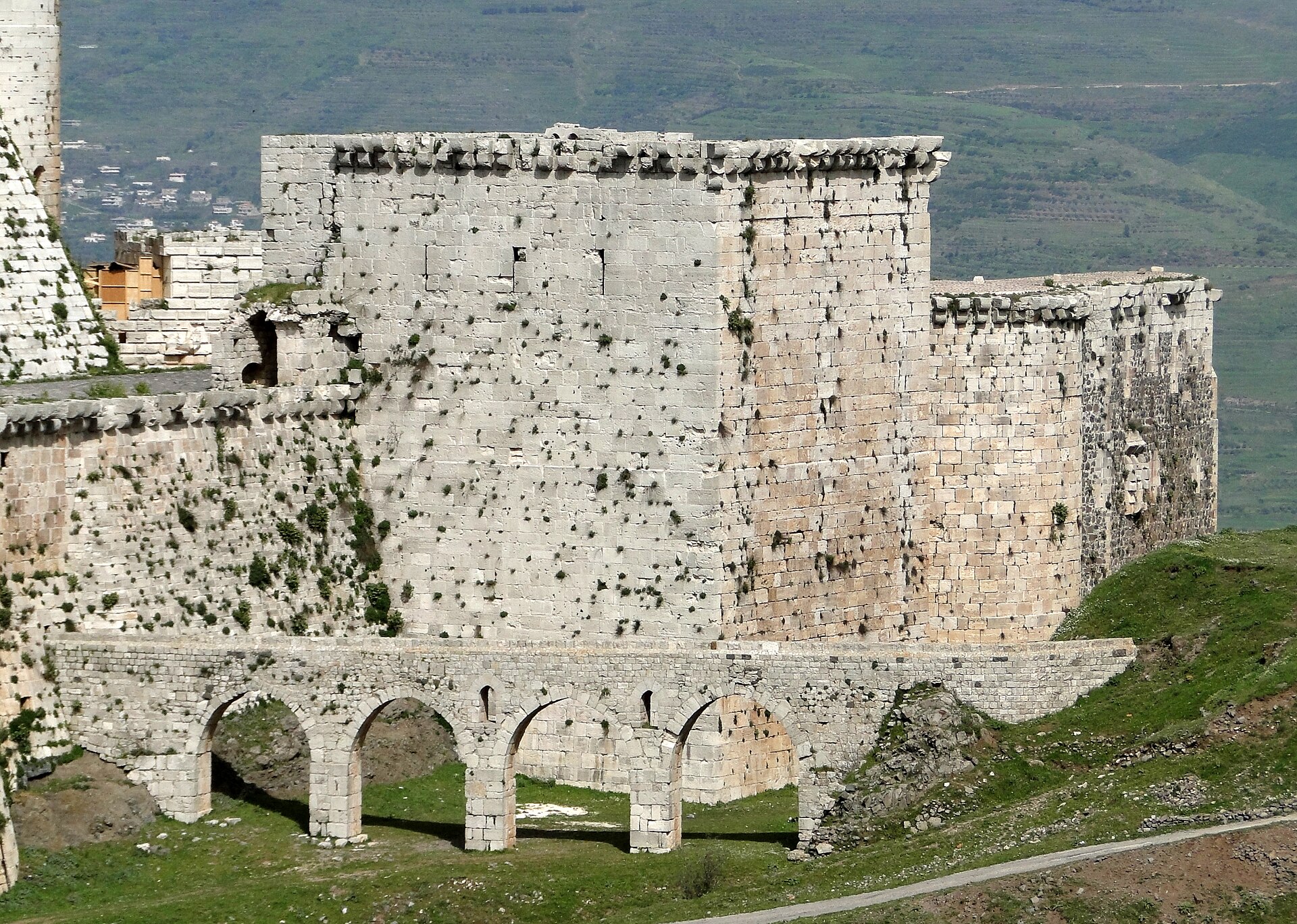 An aqueduct, cisterns, and vast stores let the castle withstand long sieges.