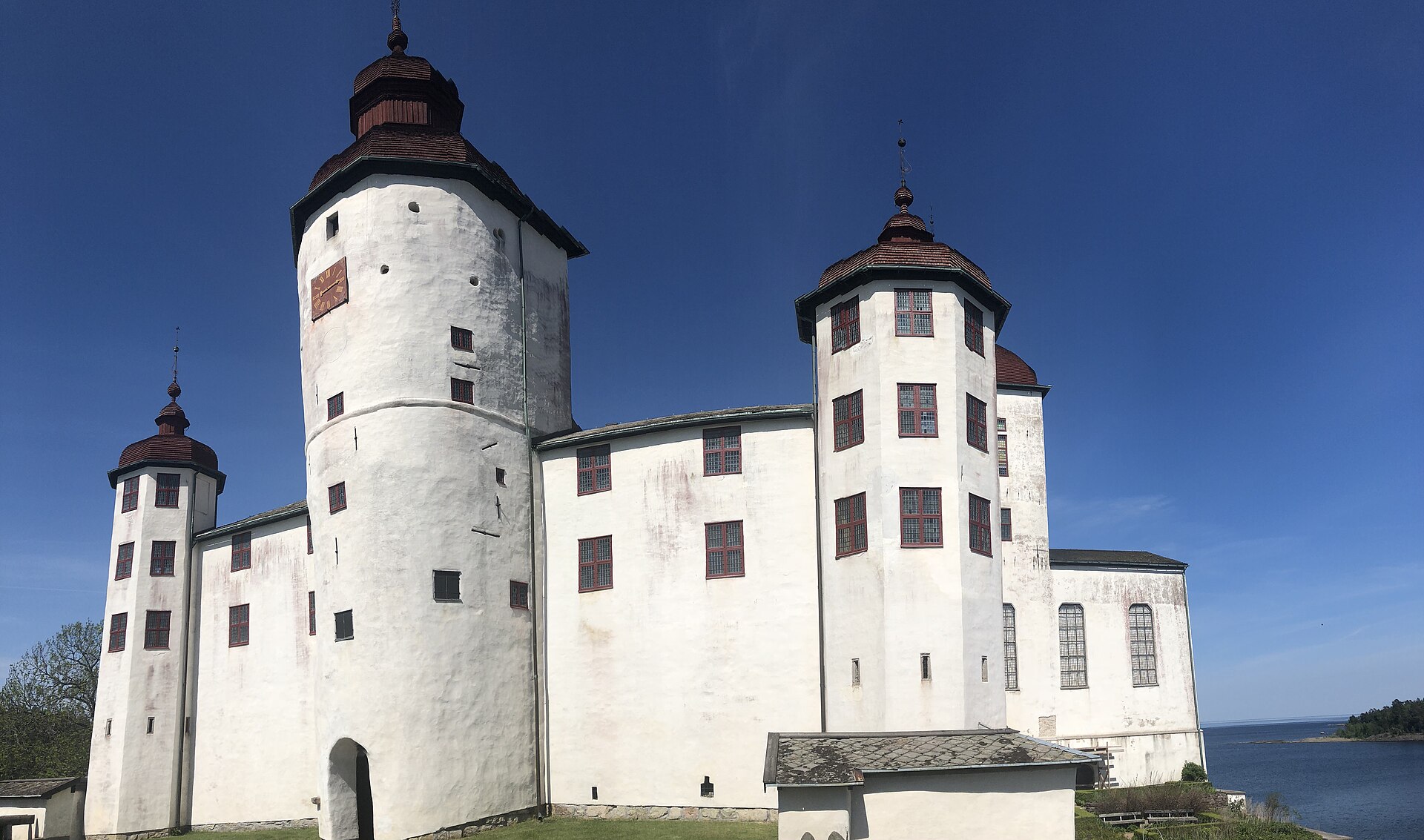 The castle stands on Kållandsö island in Lake Vänern, near the town of Lidköping.
