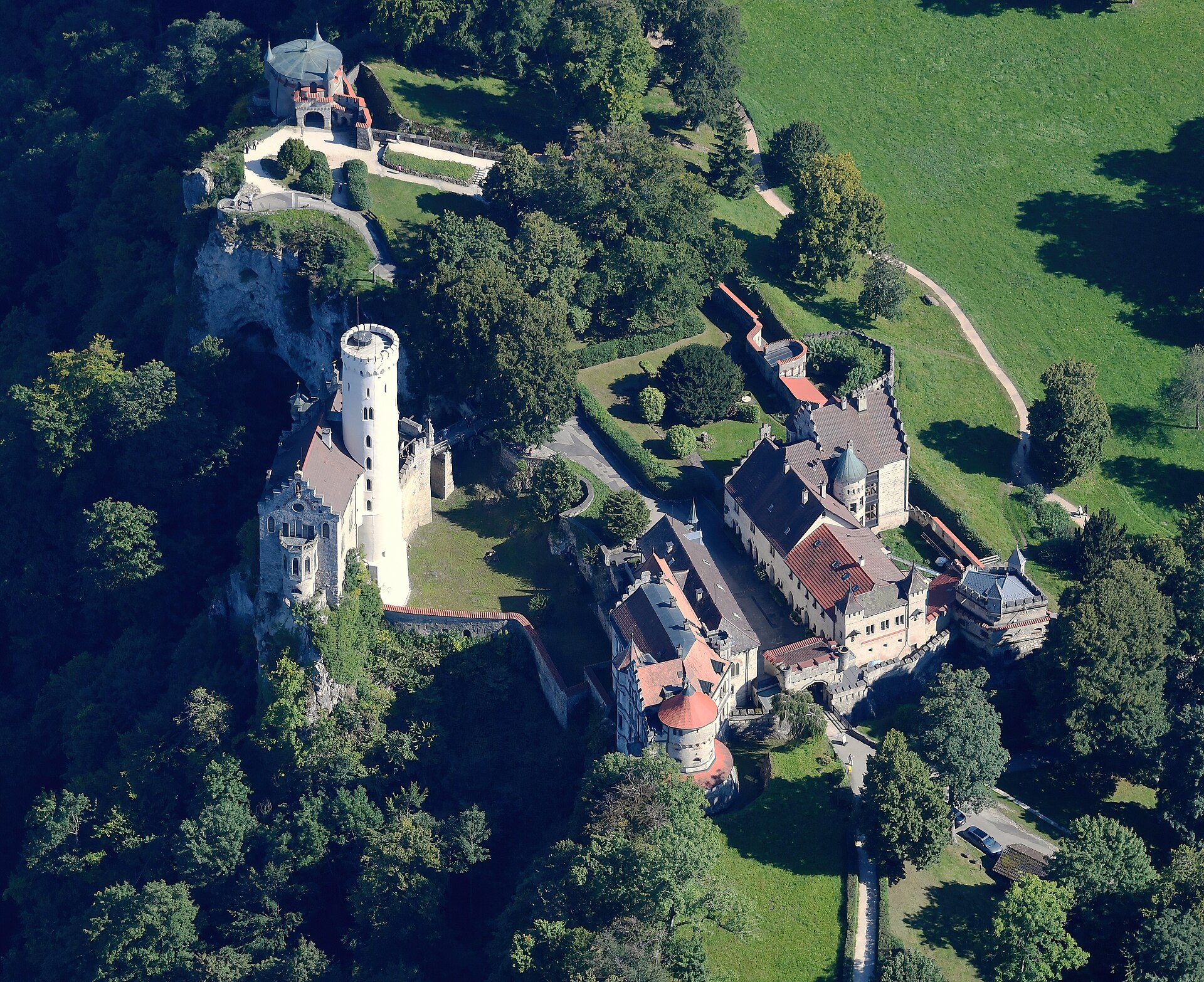 Seen from above, the castle occupies a site fortified since the Middle Ages