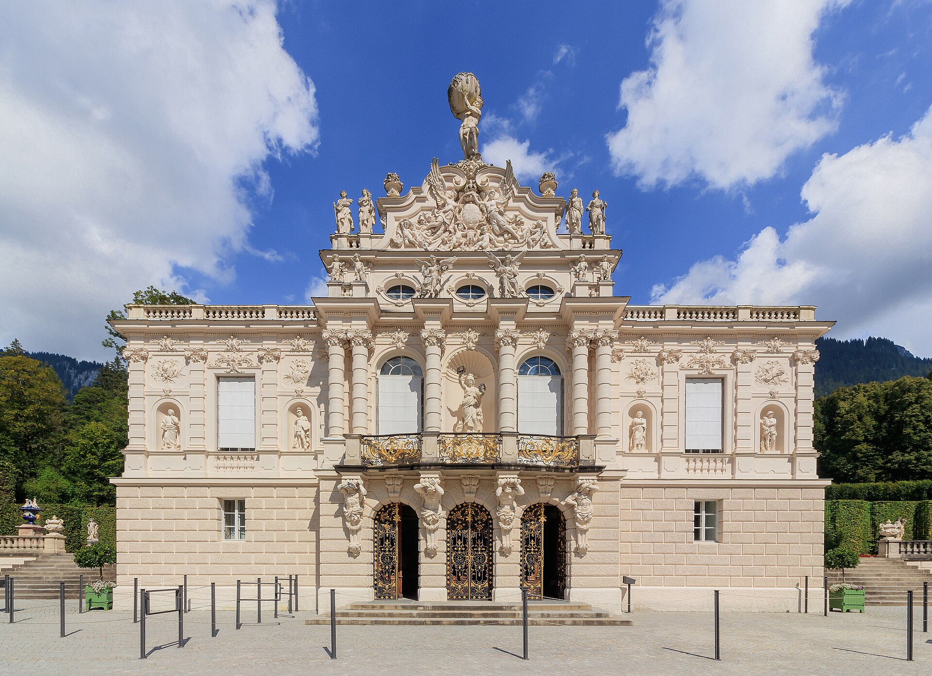 A view of the Linderhof palace facade