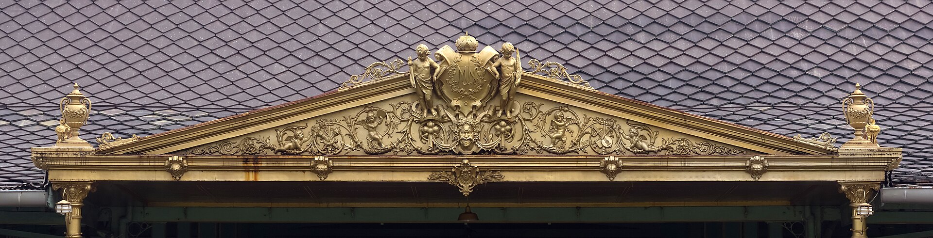 The entrance to the great pendopo of the palace
