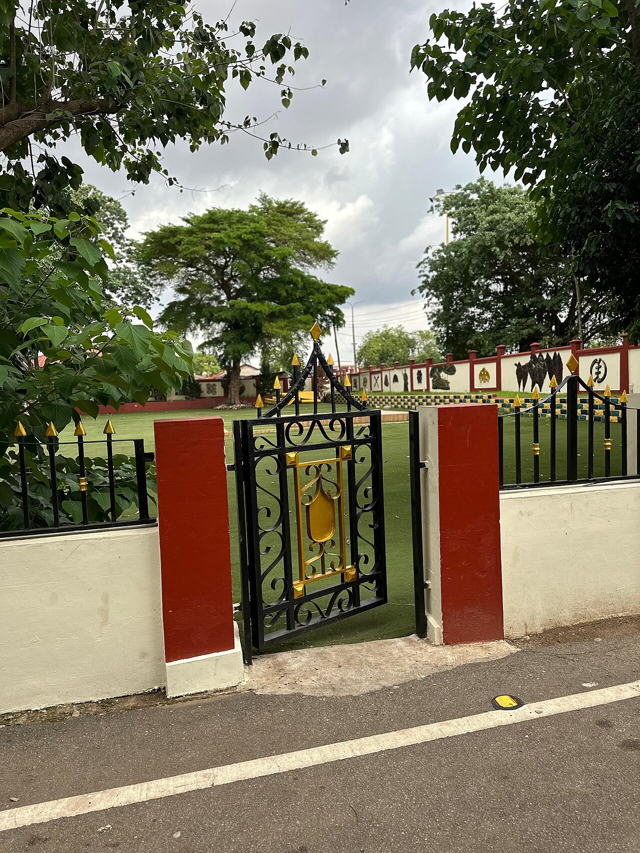 The entrance to Manhyia Palace.