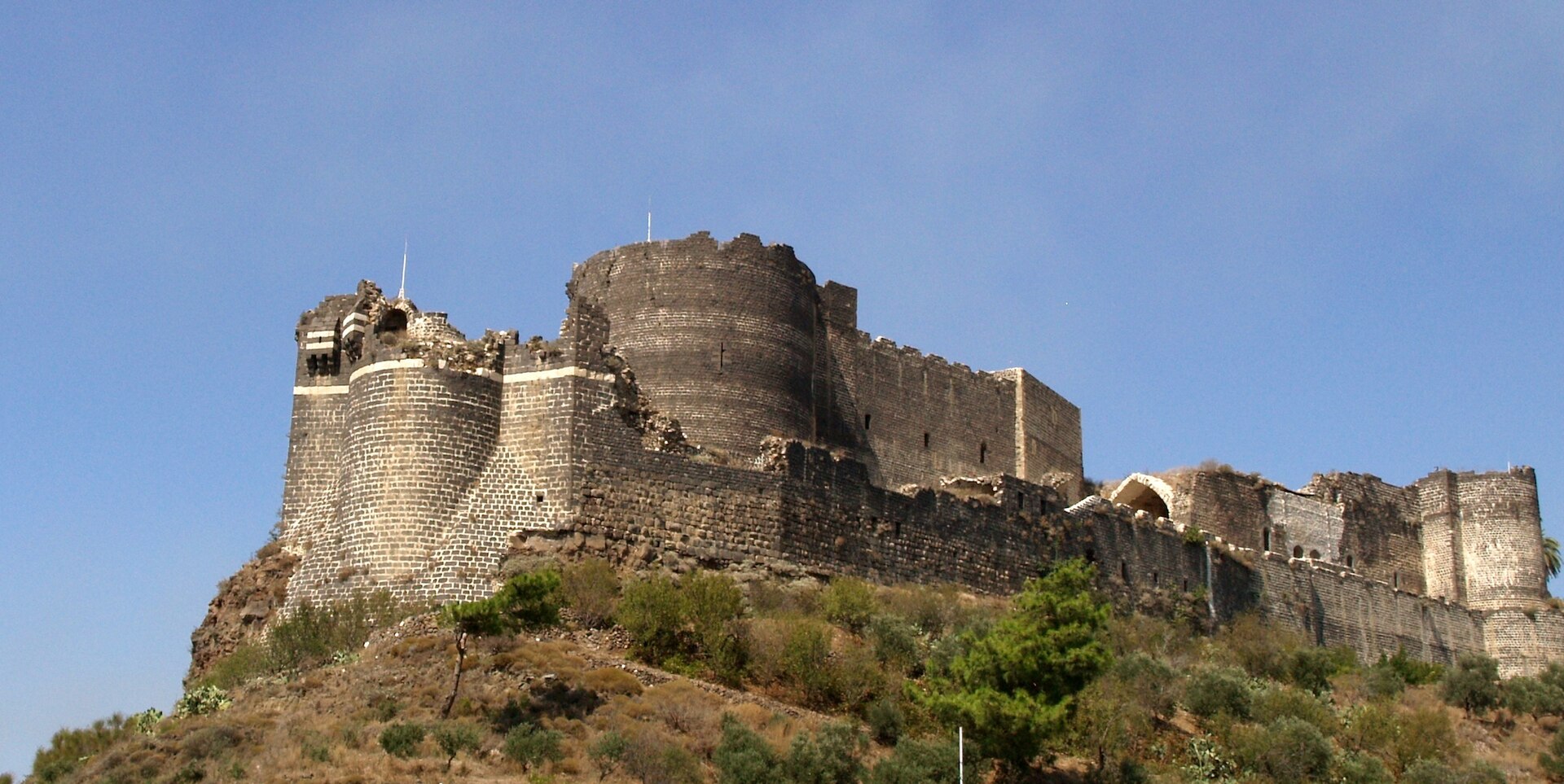 A mighty circular keep, or donjon, formed the strongest point of the fortress.