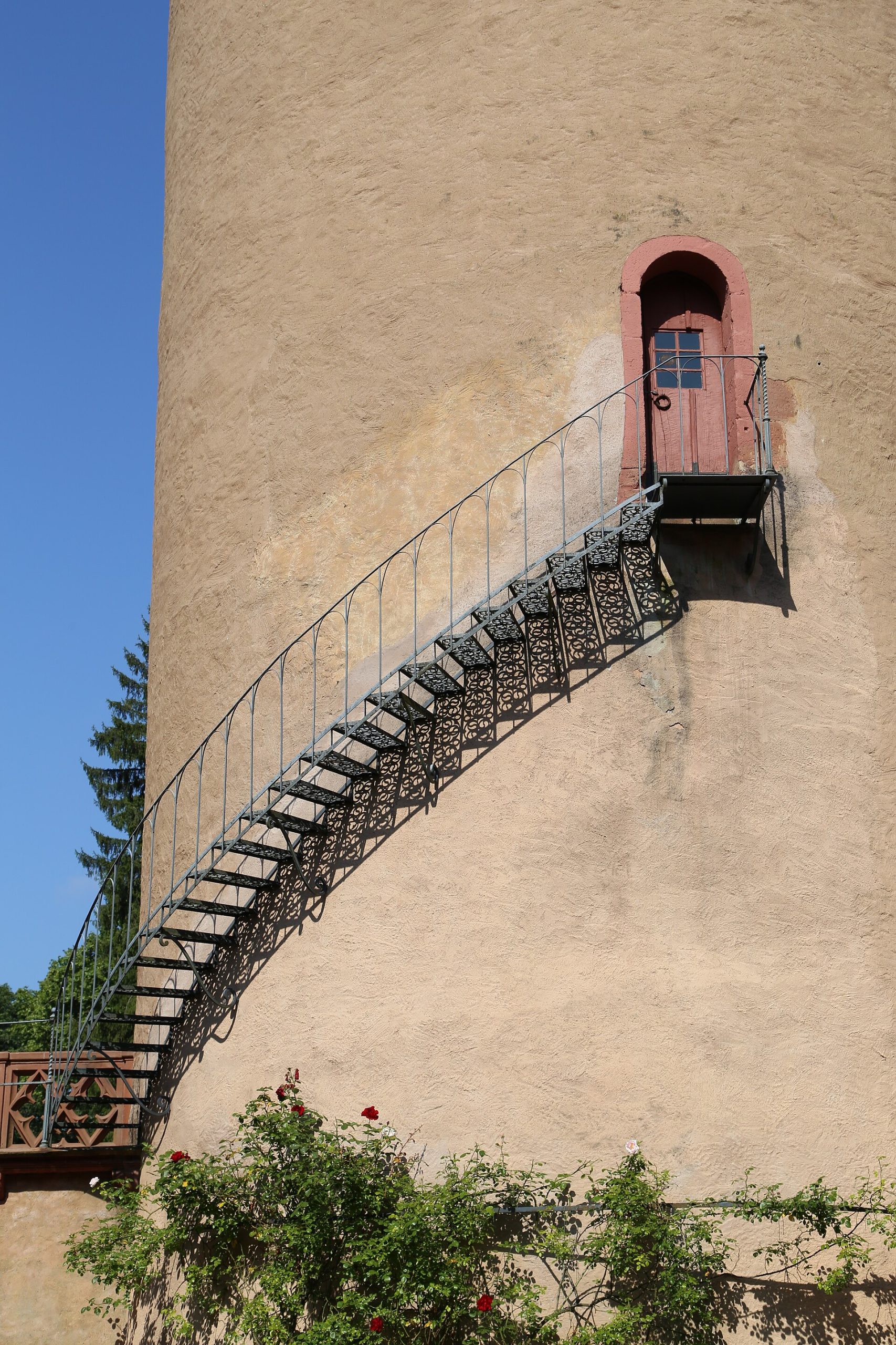 The round keep rising above the moated walls