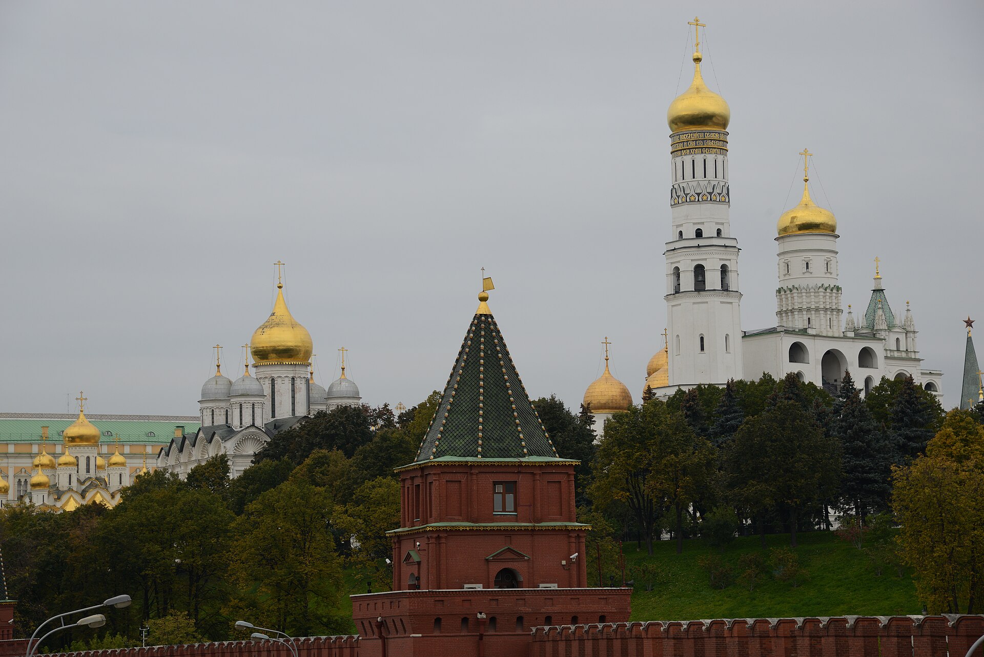 The Archangel and Annunciation Cathedrals hold the tombs and private chapel of the rulers.