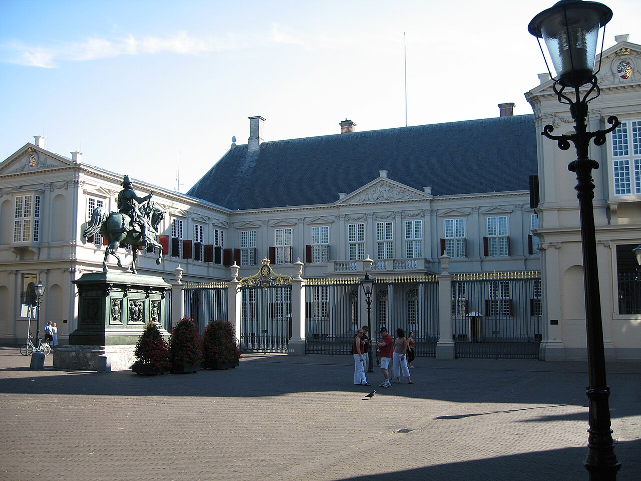 The elegant facade of Noordeinde rising from the busy street