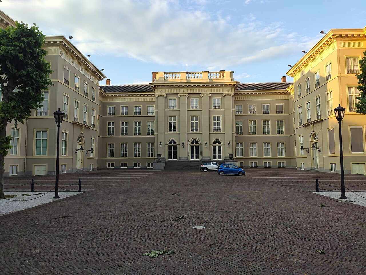 The equestrian statue of William of Orange before the palace