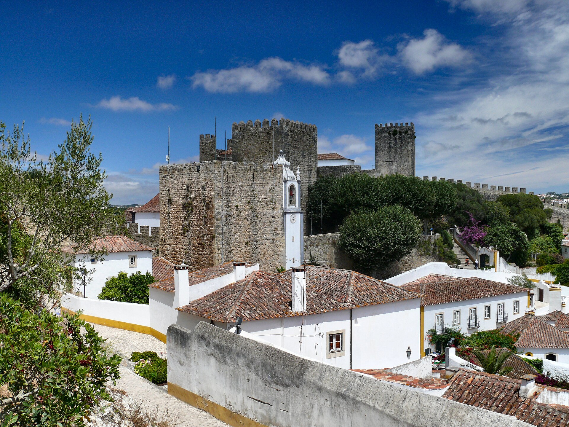 Óbidos is a whole medieval town encircled by a complete ring of walls.
