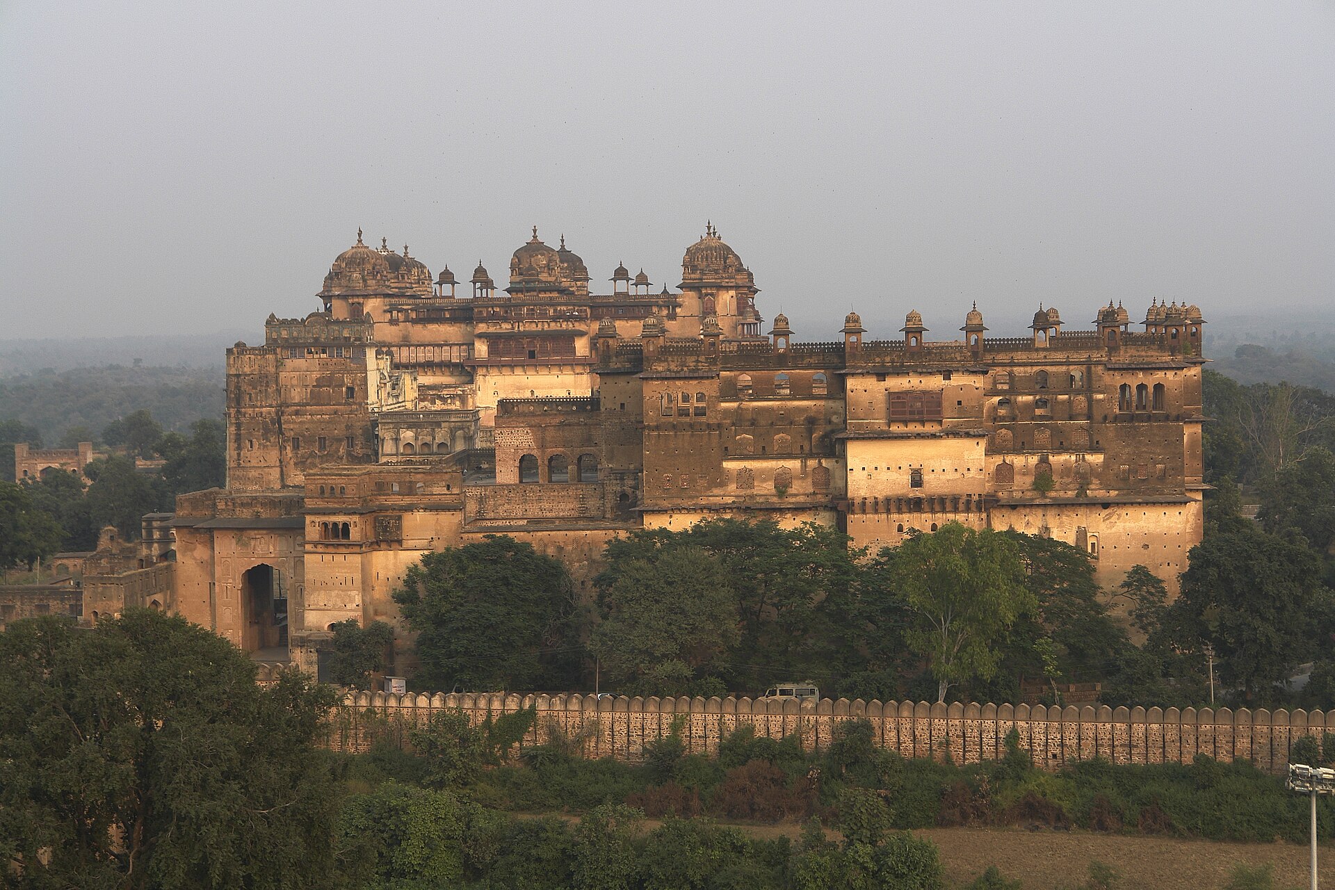 The Jahangir Mahal and Raj Mahal on the fortified island of Orchha