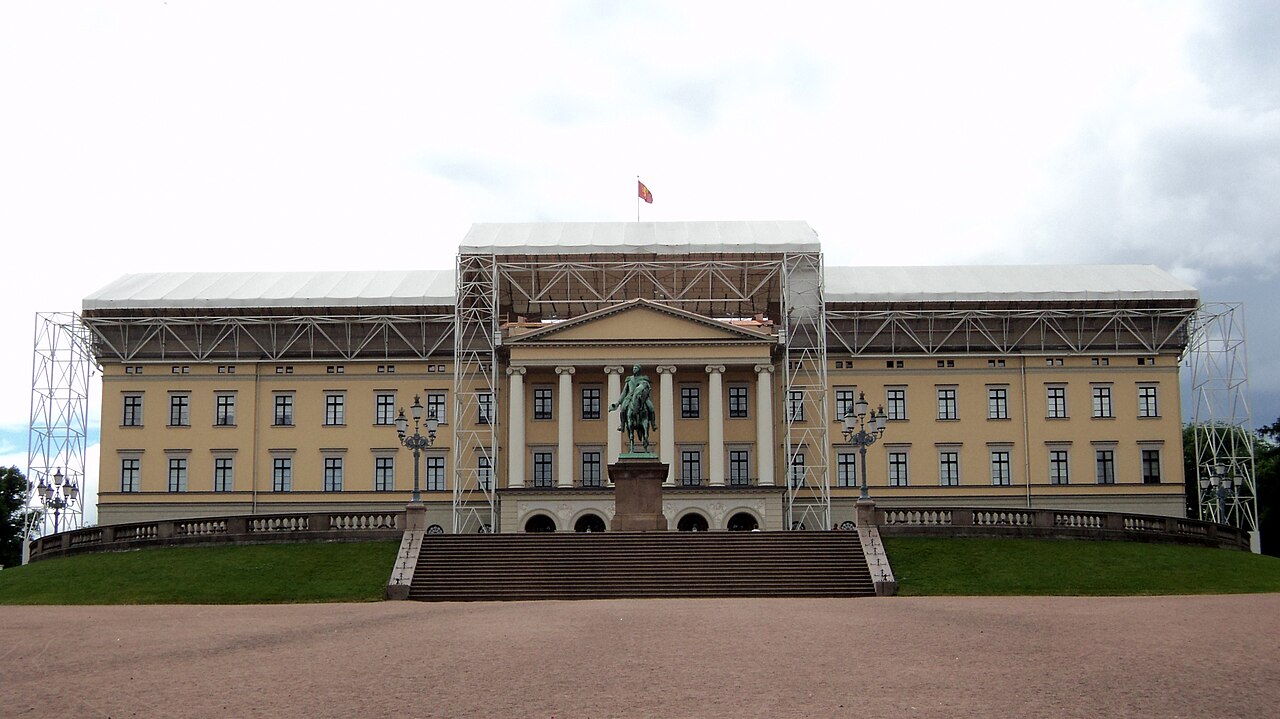 The palace presiding over its square at the head of the avenue.