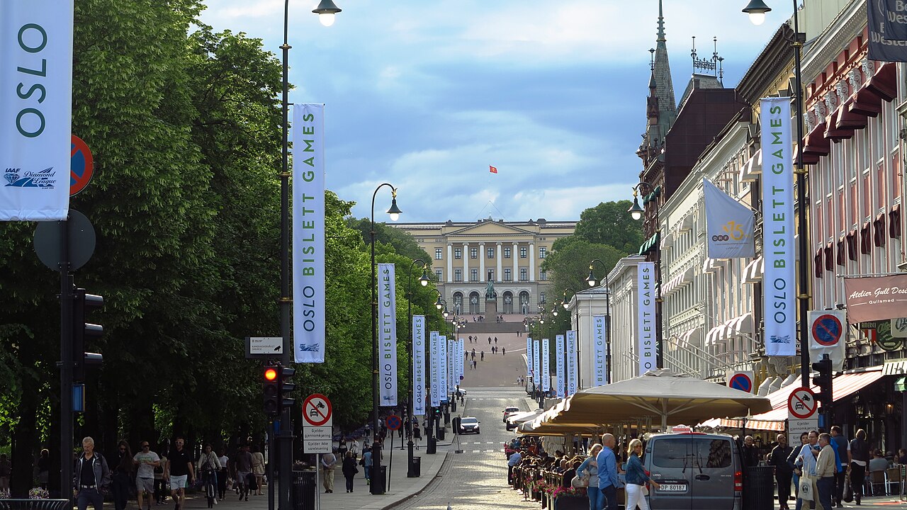 Karl Johans gate leading up toward the palace.