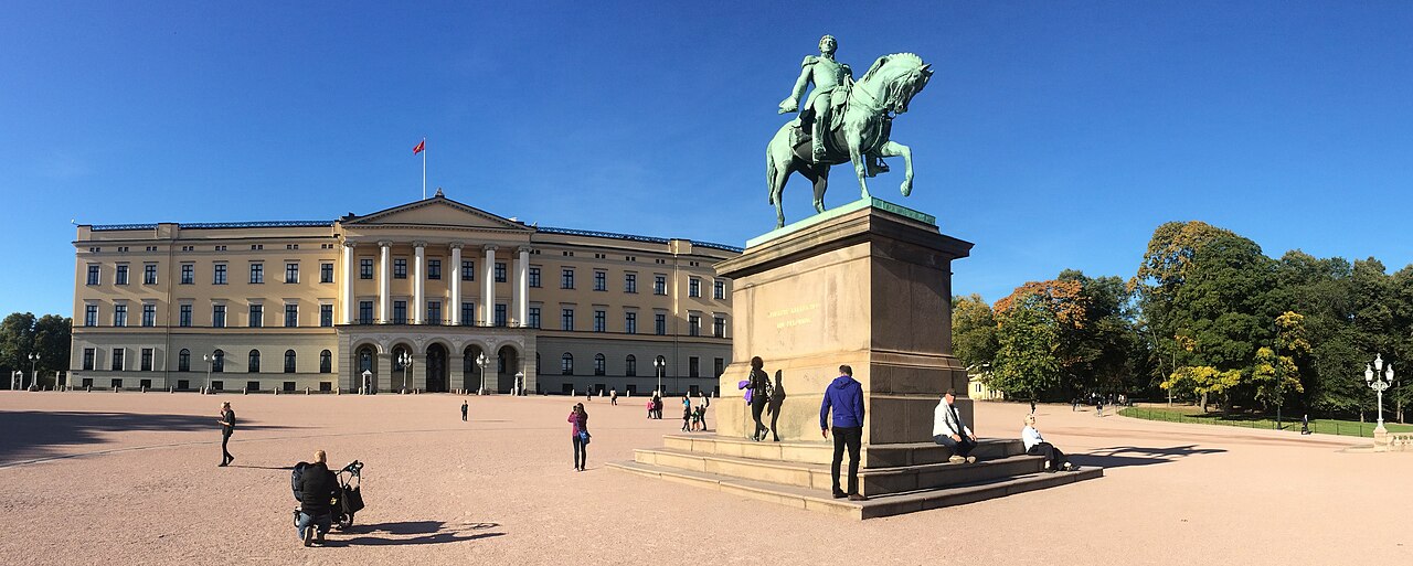 The equestrian statue of the palace's founding king.