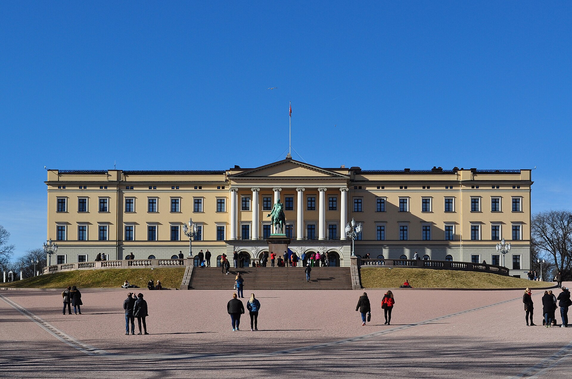 The palace seen across Slottsplassen