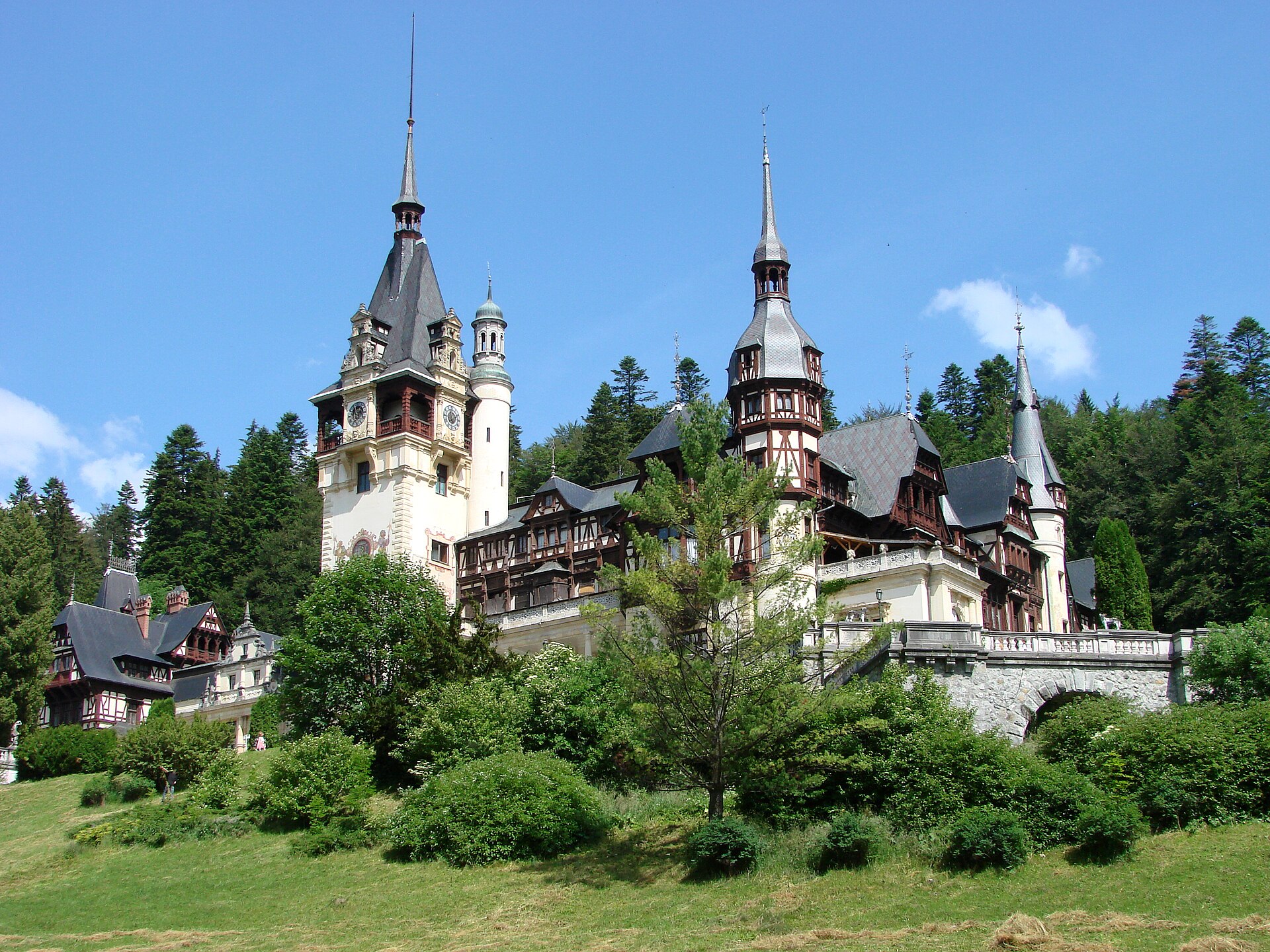 Peles Castle amid the mountain landscape