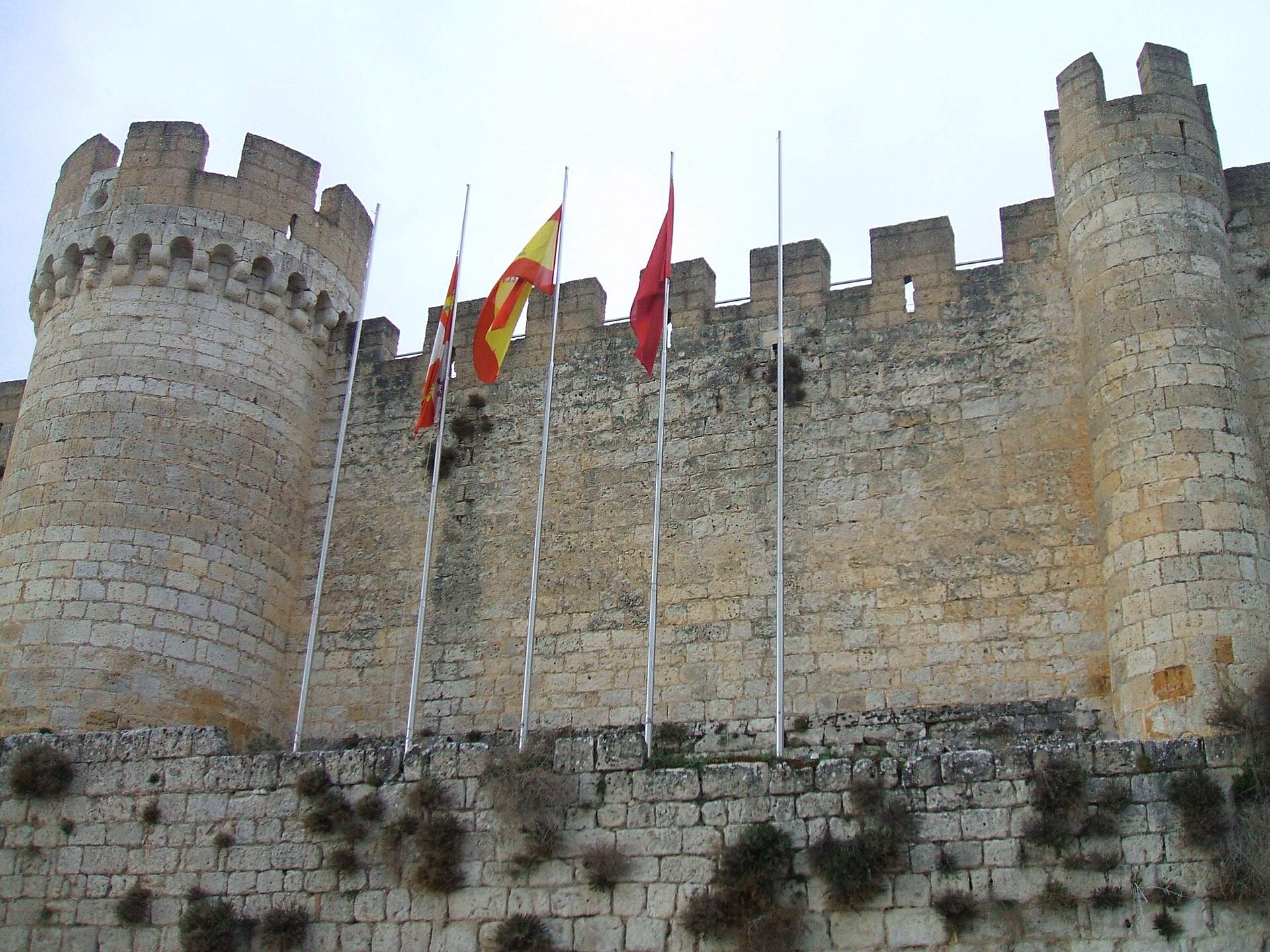 A visit combines a remarkable castle with the charms of its historic town.