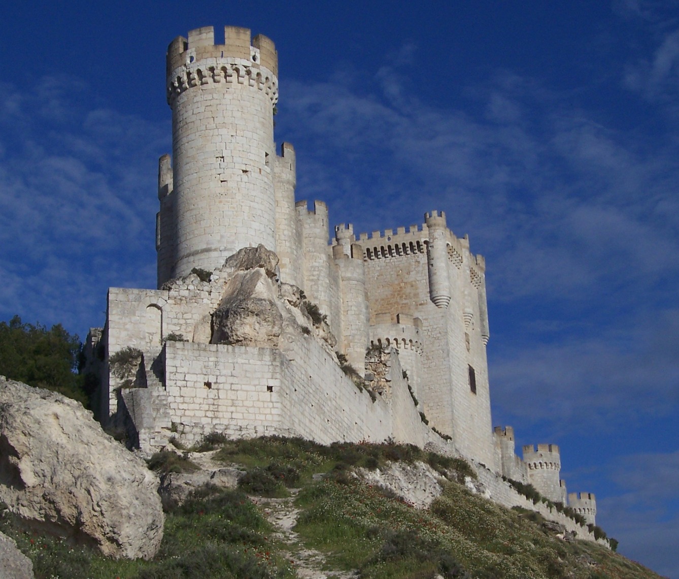 Stretching over two hundred meters, Peñafiel is among the longest of castles.