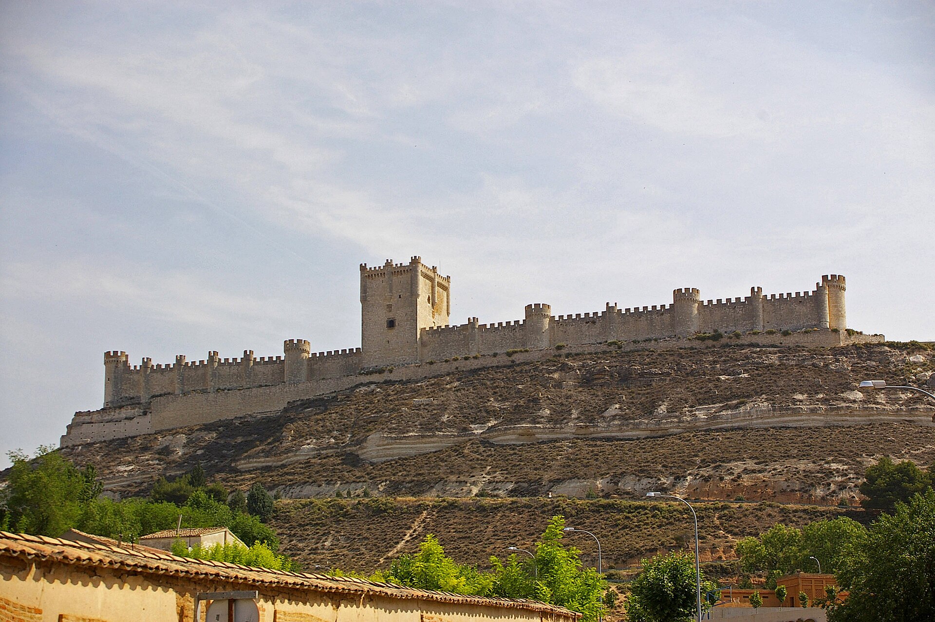 Peñafiel began as a frontier stronghold in the long wars of the Reconquista.