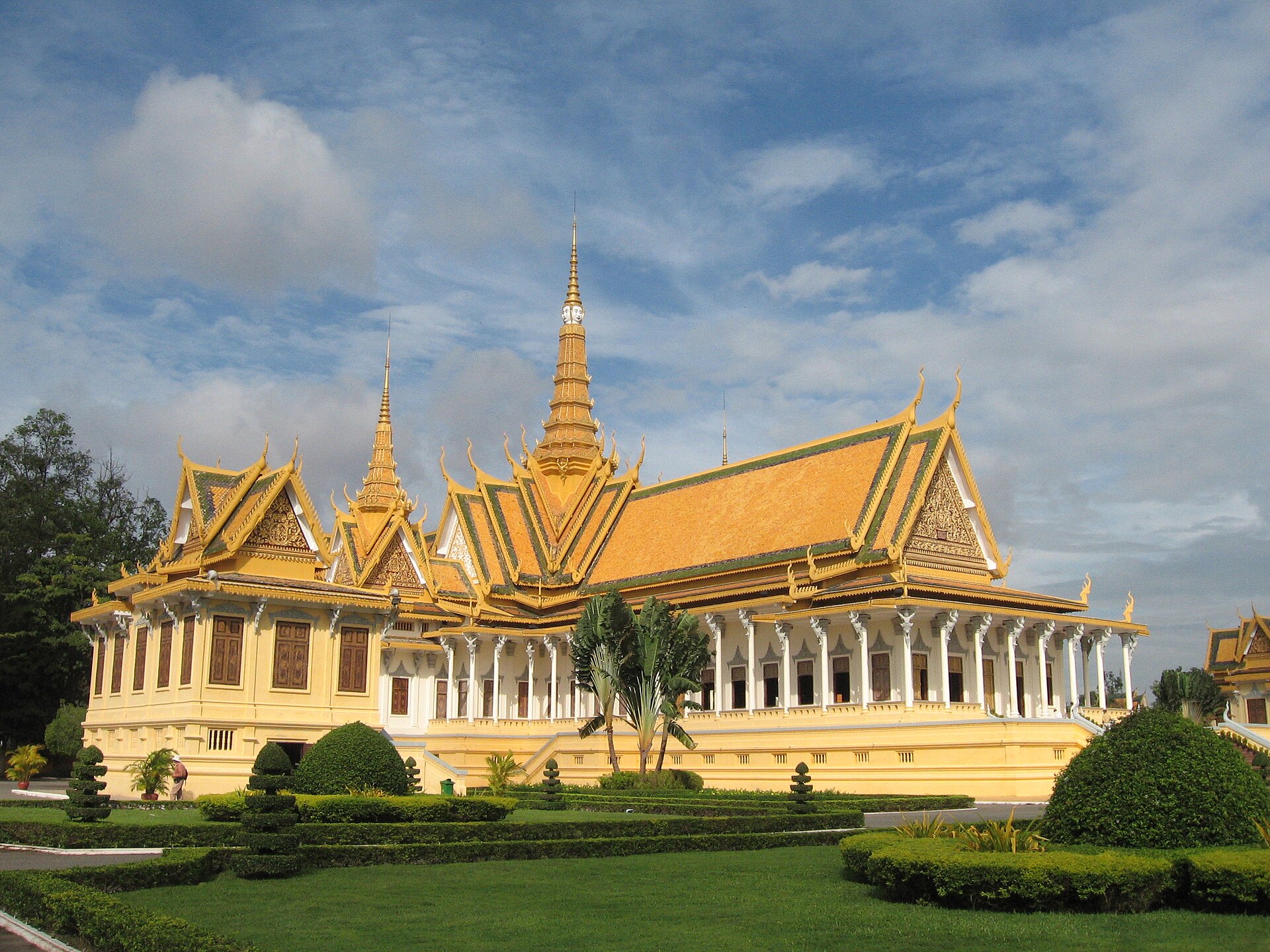 The Throne Hall, Preah Tineang Tevea Vinicchay, with its central spire