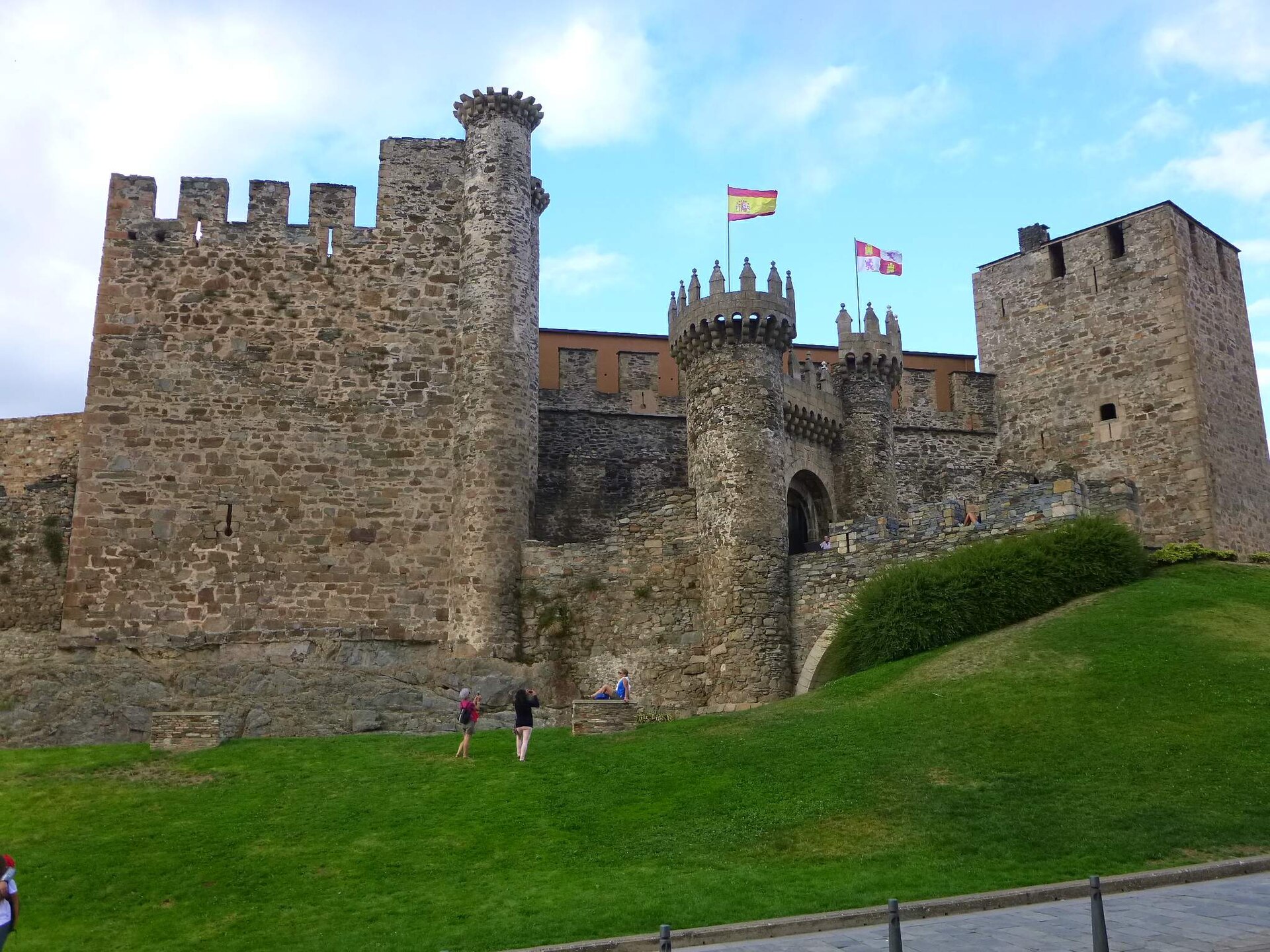 Today the castle houses a remarkable library devoted to the Templars and their world.
