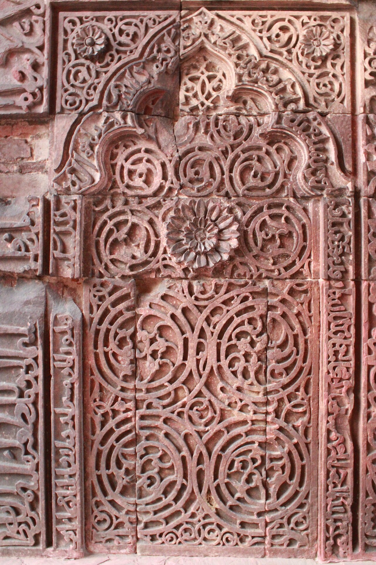 Beyond the gate lies the Chatta Chowk, a covered bazaar within the fort.