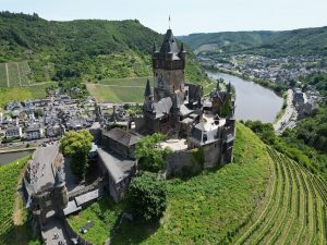 Reichsburg Cochem rising above the Moselle river