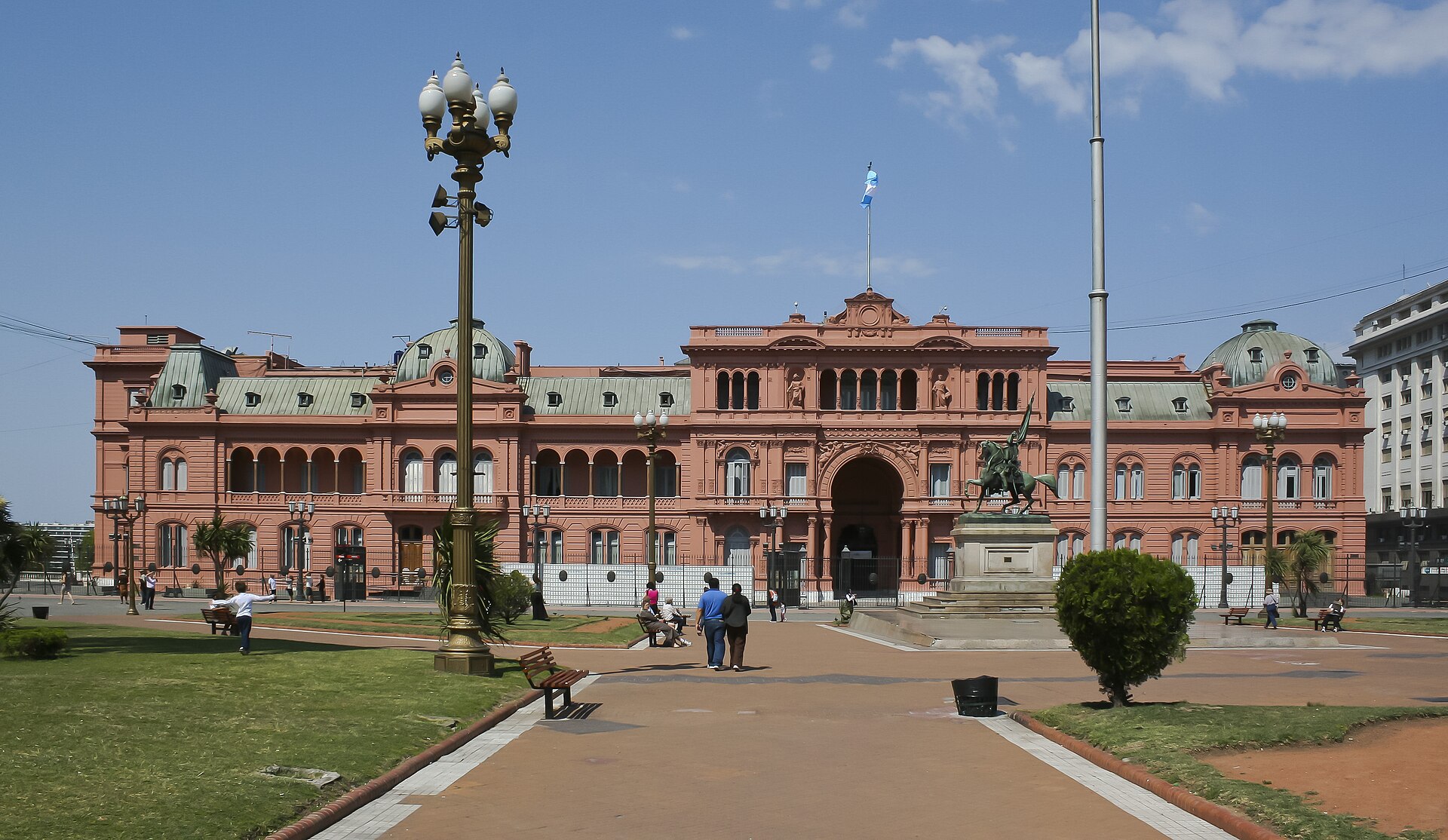 The rose-colored facade of the Casa Rosada