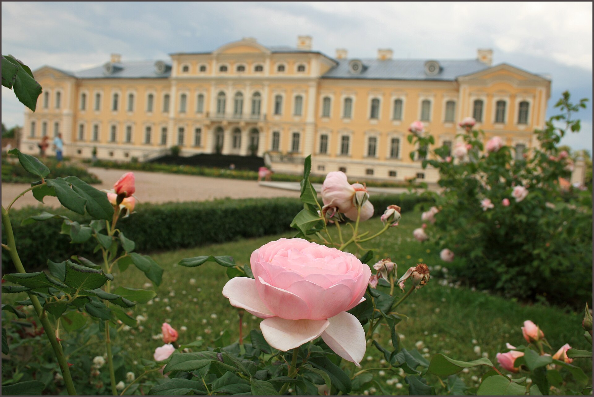A panorama of the palace and its grounds
