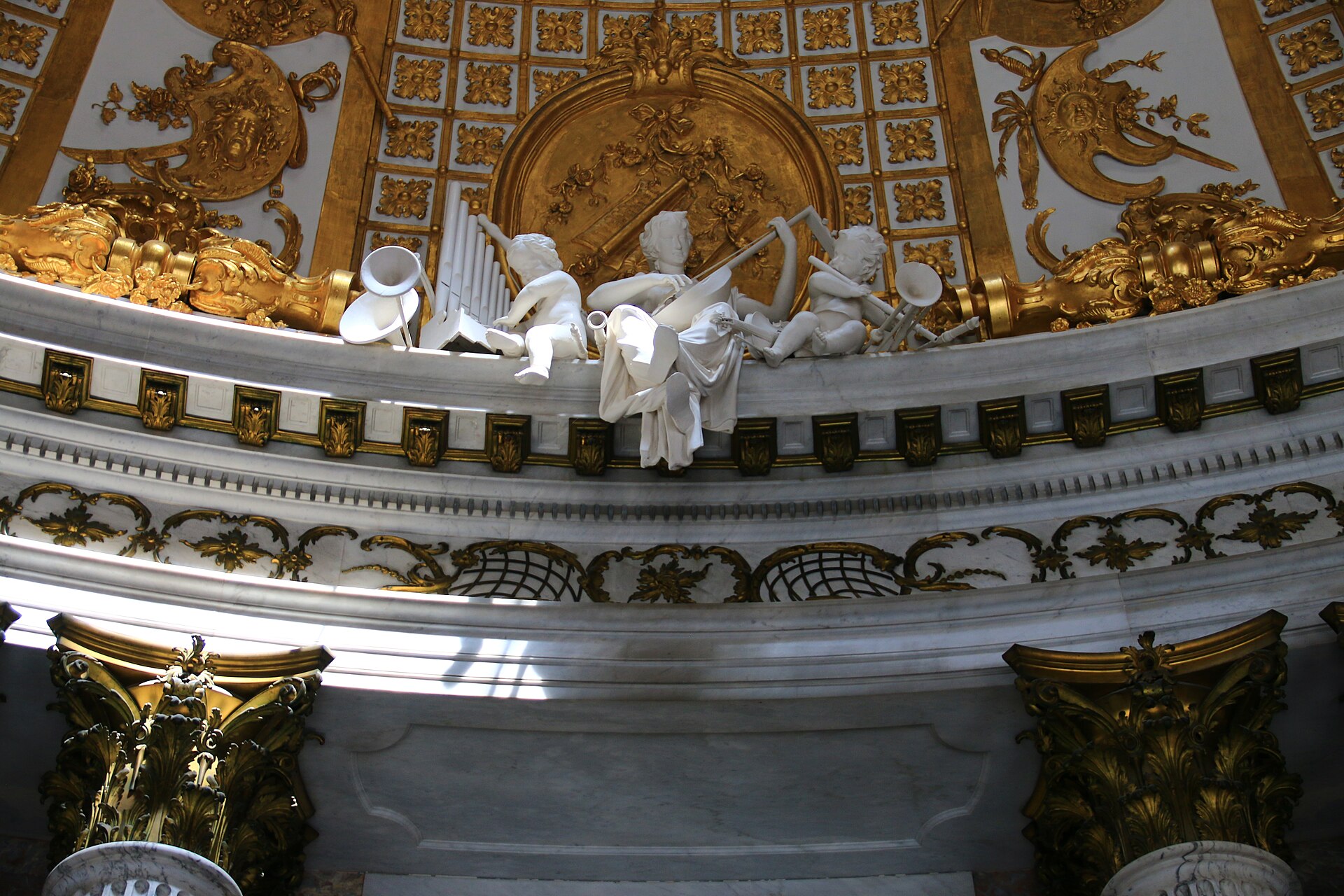 The oval Marble Hall at the center of the palace, modeled on the Pantheon in Rome
