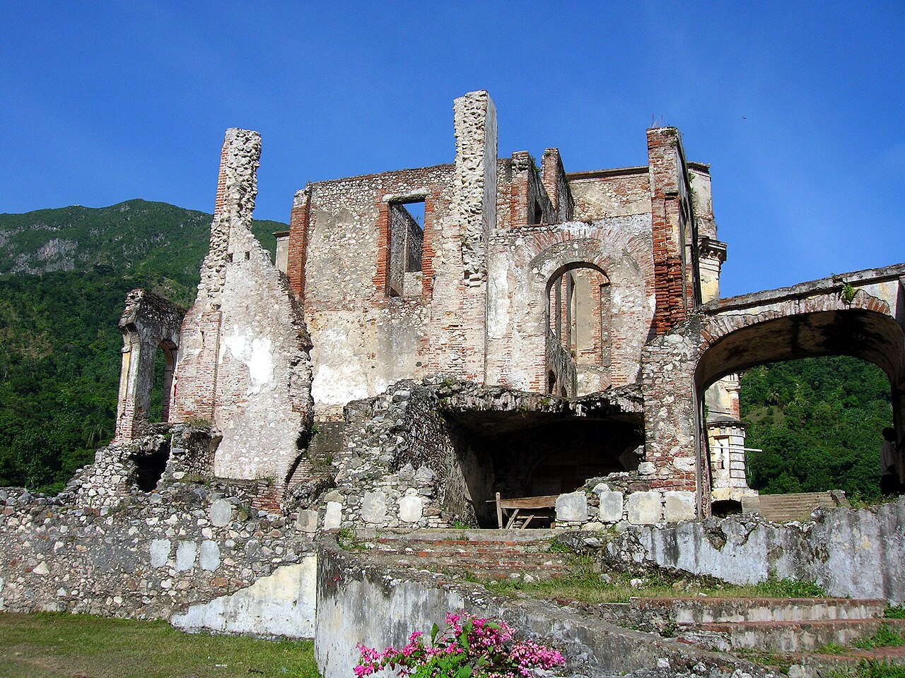 A side view of the standing walls of Sans-Souci.