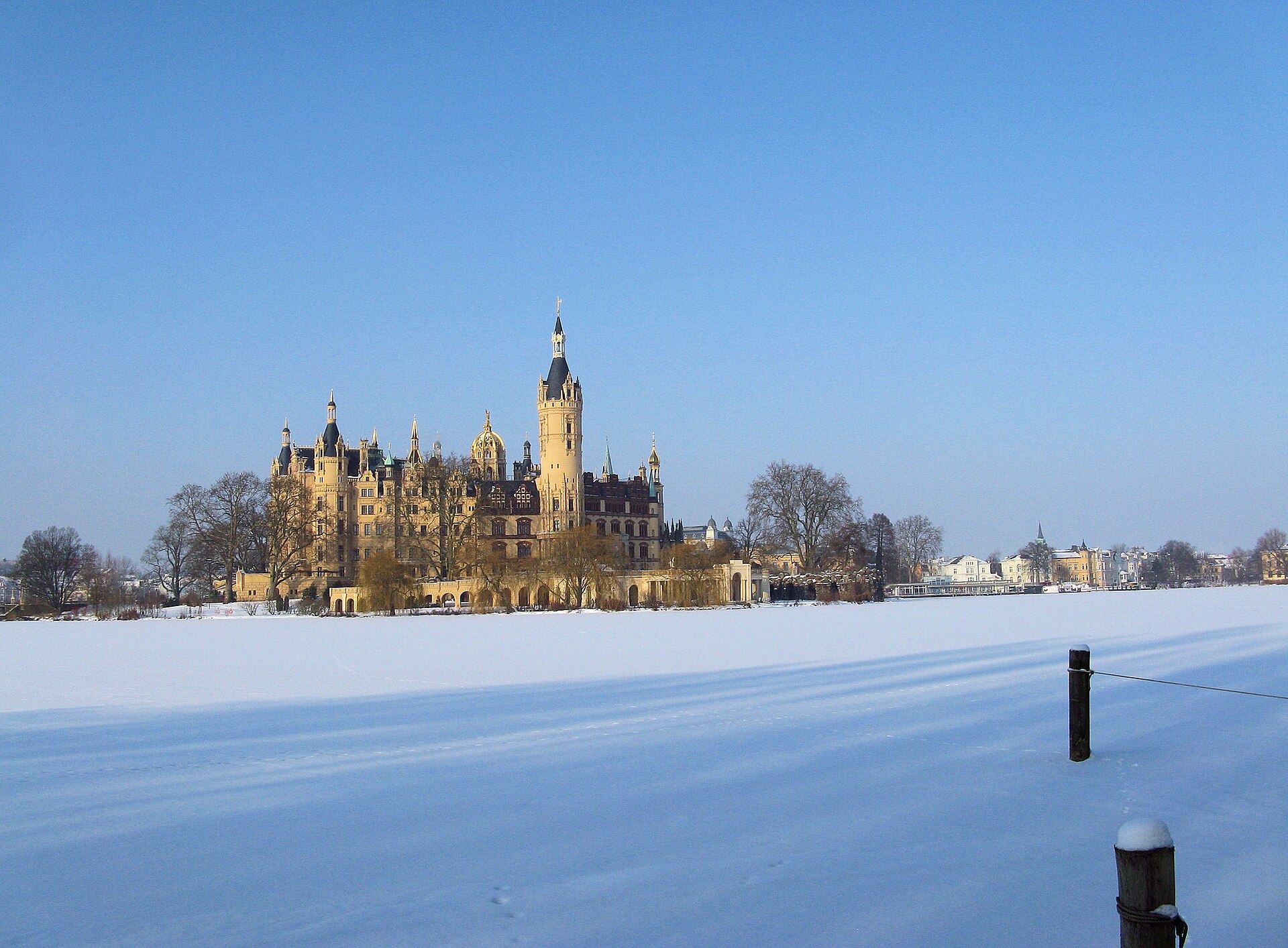 The castle beside its lake, waiting for the visitors who cross to its island
