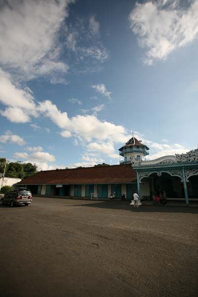 The Susuhunan remains the senior sovereign in the old Javanese hierarchy