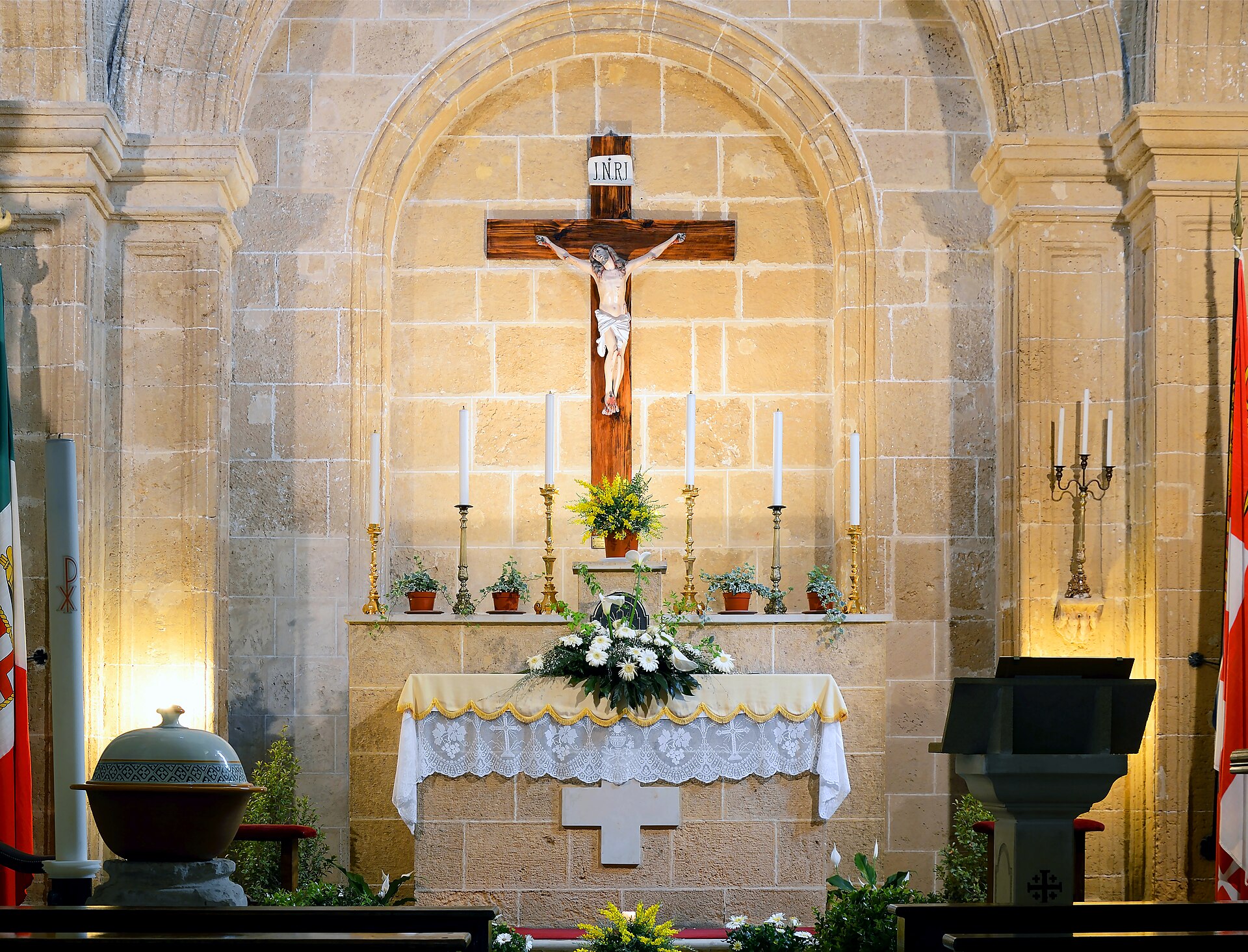 Within the fortress stands a small chapel dedicated to Saint Leonard.