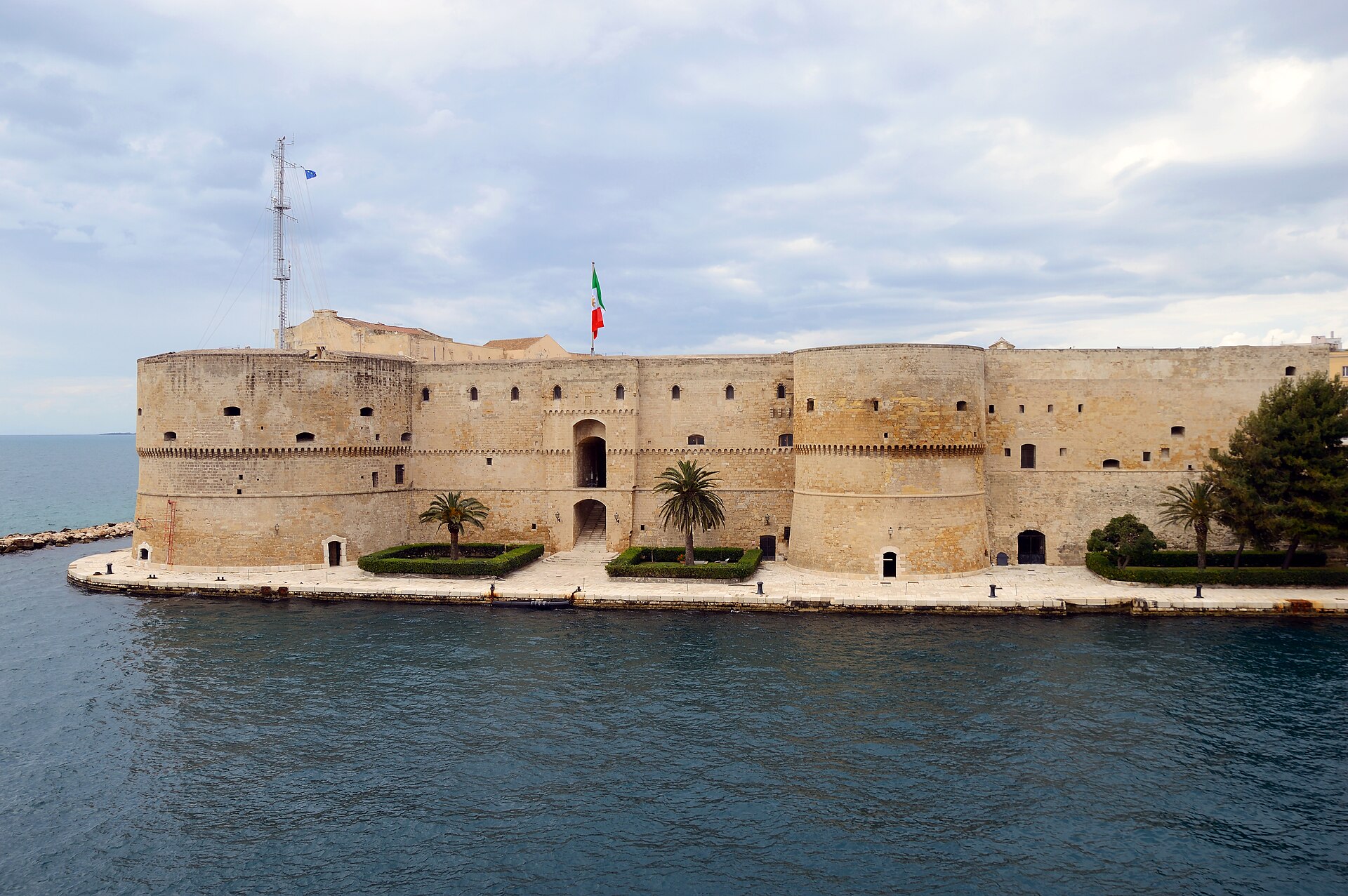 The castle owes its present form to a great rebuilding by the House of Aragon.