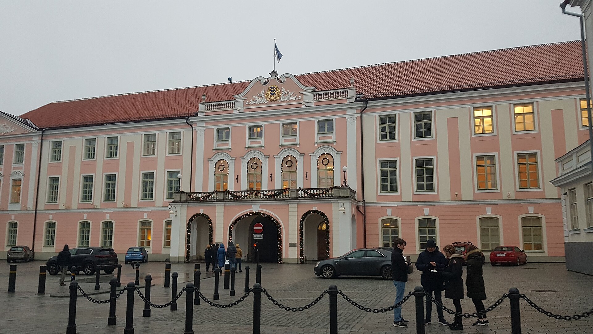 Under Russian rule an elegant baroque palace was added to the castle.